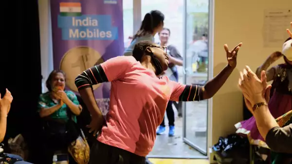Photo of people clapping a dancer in a workshop