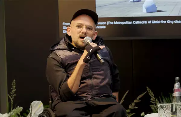 Photo of Ryan Gander speaking